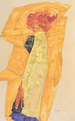 Gerti vor ockerfarbener Draperie